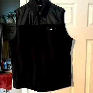 Men’s Nike zip up athletic vest with hideable hood. Size XL